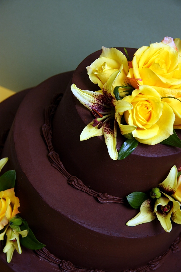 chokoladekage-med-gule-blomster.jpg