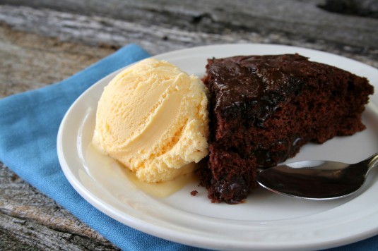 Chokoladekage med vanilleis